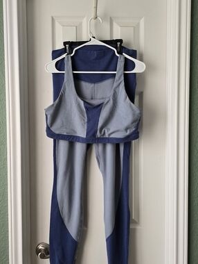 Old Navy Extra High-Rise Two-Tone Sports Bra + Leggings